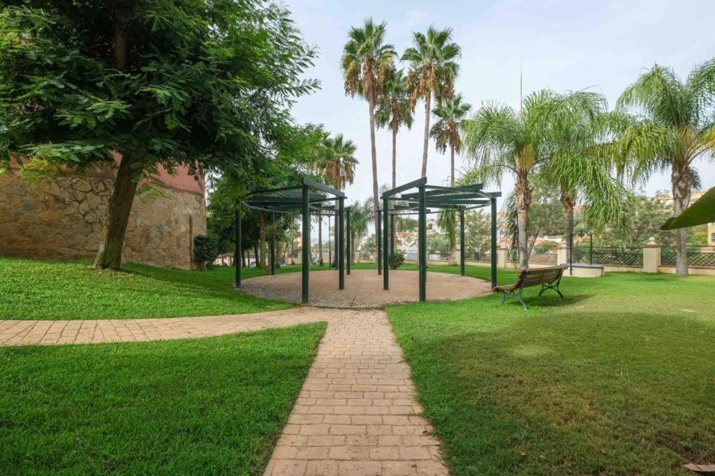 Beautiful Two Bedroom With Pool Apartment *