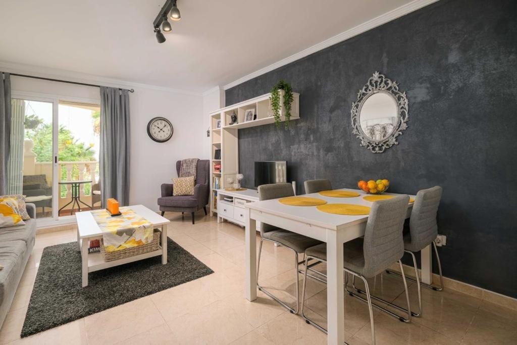 Beautiful Two Bedroom With Pool *